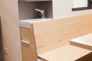  Hygiene direkt am Esstisch: Das kleine iCon Handwaschbecken fügt sich elegant und passgenau in die Nische bei der Essecke ein 
