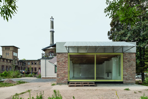  Der große Gemeinschaftsraum öffnet sich durch ein großes Schiebefenster nach Osten auf die Terrasse und zum angrenzenden Fluss 