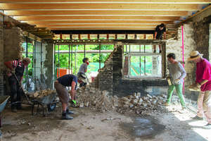  Die Genossenschaftlerinnen und Genossenschaftler haben in Eigenarbeit aus dem Rückbau der Garagen Backsteine für die Neuerrichtung gewonnen 