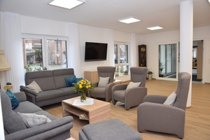  Im Erdgeschoss befinden sich die Gemeinschaftsräume, die als Treffpunkt dienen. Hier kommen die Appartement-Bewohner auch mit den Senioren aus der Tagespflege zusammen 