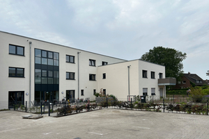  Das Wohnzentrum verfügt auch über einen gemeinschaftlichen Außenbereich. Hierzu zählen eine Terrasse sowie auch ein Gemüsegarten 