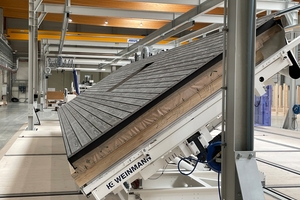  Die Fassadenelemente werden in einem automatisierten Fertigungsprozess komplett im Werk vorgefertigt 