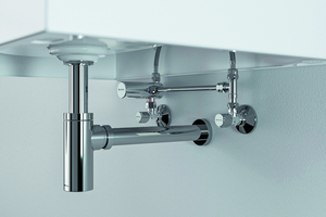  Abb. 2: Hohe Wassertemperaturen sind auch hygienischer Sicht notwendig, aber vor allem für Menschen mit eingeschränktem Reaktionsvermögen gefährlich. Das Schell Eckventil-Thermostat sorgt für verlässlichen Verbrühungsschutz. Installiert wird die kleine Zusatz-Armatur oberhalb des Eckventils für die Warmwasserleitung mit einem Verbindungsrohr zur Kaltwasserleitung 