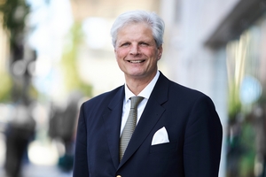  Vorstandsvorsitzender Jan Dietrich Radmacher blickt trotz der konjunkturellen Lage, optimistisch in die Zukunft. Gemeinsam kann es gelingen, eine neue Dynamik im Wohnungsbau zu schaffen. In der heimischen Kalksandsteinindustrie wird auch die neue Bundesregierung einen zuverlässigen Partner für mehr bezahlbaren Wohnraum finden. 