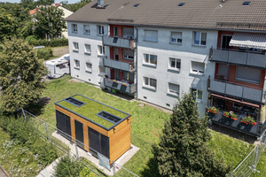  Die Energiemodule lassen sich unauffällig in die Umgebung integrieren. Die SWSG entschied sich für eine Fassade mit Holzverkleidung und eine Dachbegrünung 