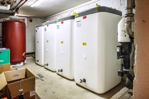  Im Keller des Mehr­familienhauses wurden vier Daikin ST-Speicher installiert, welche die 24 Wohnungen zuverlässig mit frischem, sauberem und hygienisch einwandfreiem Wasser versorgen 