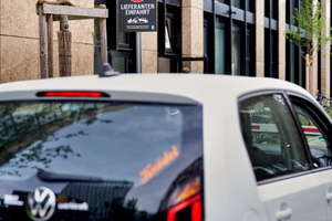  Schrankensteuerung einer Parkplatzzufahrt über einen Weitbereichsleser: Die Zufahrtsrechte werden über das Zutrittsmanagementsystem vergeben 