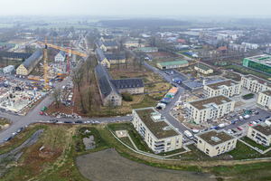  Das Oxford-Quartier ist durchzogen von Grünflächen, einer Mischung aus alten Alt- und Neubauten sowie dem Element Wasser. Jedes Baufeld hat eigene Regenmulden (vorne im Bild) 