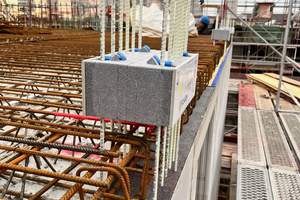  Für den Einbau von Isokorb CXT Typ A sind keine Hilfskonstruktionen notwendig, er kann direkt auf die Deckenschalung oder Elementplatte aufgestellt werden und die längenjustierbare Combar Stäbe sorgen für einen präzisen Höhenausgleich 