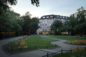  Der Ludwigkirchplatz: Auf den Parkbänken kann man ganz gemütlich seine Zeitung lesen oder man spaziert entspannt zwischen den Blumen und grünen Wiesen 