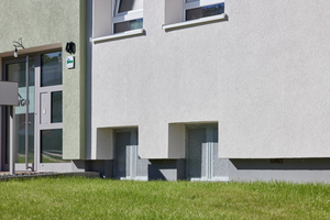  Rechts: Die kluge farbliche und strukturelle Gestaltung bringt die Vorzüge des Gebäudes hervor – und lenkt von einigen Eigenschaften ab. So fallen auf der Vorderseite die diversen Brüstungshöhen der Fenster kaum noch auf 