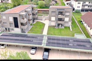  Die eingesparten Kosten für ein wasserführendes Heizsystem wurden in eine PV-Anlage investiert. Dadurch erreichen die Gebäude den Plusenergie-Standard 