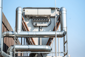  Links: Rückkühler für Luftaustausch der Wärmepumpe 