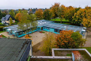  Das eingeschossige, L-förmige Gebäude der Kita Simmerath besteht aus 57 Containern der Baureihe ProENERGY und bietet auf 945 Quadratmeter Platz für insgesamt vier Gruppen 