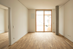  Die Komfortlüftungsgeräte wurden im oberen Bereich neben den Fenstern installiert. In den Wohnungen kam die wandintegrierte Einbaulösung U² zum Einsatz, die in die Außenwände der Räume integriert wurde und im fertig eingebauten Zustand nahezu unsichtbar ist 