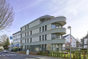  Wer von Bonn kommend nach Bad Honnef fährt, passiert kurz nach dem Ortseingang die „Titanic“. Die gerundete Form des schmalen Bauwerks mit Balkonen vor Kopf erinnert an den Schiffsbug des früheren Passagierdampfers  