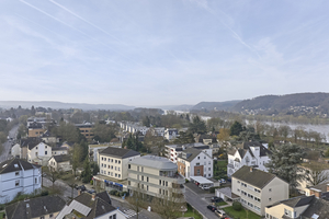  Unterschiedlich nuancierte Grüntöne sorgen dafür, dass sich das Gebäude gut in die Siedlung aus weißen, beigen und grauen Häusern einfügt. Unweit des Rheins gelegen, ist der Name „Titanic“ einmal mehr passend 