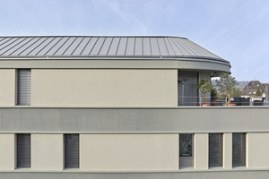  Im Kontrast zu den Rundungen der Fassade und des Dachs steht die klare Linienführung. Fensterbankprofile heben die umlaufenden Bänder zusätzlich hervor. 