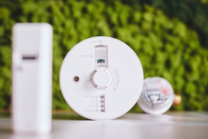  Der Multisensor Plus warnt vor Rauch, Hitze, Kohlenmonoxid und erhöhter Luftfeuchtigkeit. Die Hoheit über die Übertragung von Klimadaten liegt vollständig bei den Mietenden 
