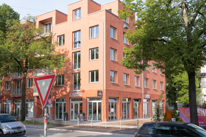  Das Gebäude sticht mit seiner Fassade aus der Umgebung heraus. So ist der Treffpunkt für das Quartier leicht zu finden 