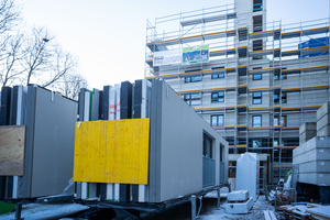  Die einzelnen Wandelemente kamen auf Wechselbrücken mit einem Tiefbettsattelauflieger zur Baustelle 