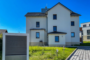  Die Außeneinheiten der BLW-Wärmepumpen (Haus 1) arbeiten so geräuscharm, dass sie auch in einem reinen Wohngebiet akustisch nicht auffallen 