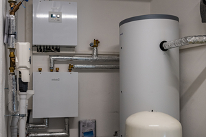  Rechts der Pufferspeicher, links die Inneneinheiten Powerbox und Hydrobox im Haus 1 