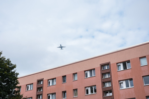  Da die Wohnungen sehr stark überflogen werden, galten besondere Schallschutzbedingungen 