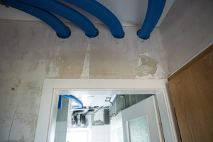  Ausgehend vom Deckengerät im Badezimmer verlaufen die Rohre unter der Decke entlang in die einzelnen Räume 