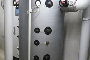  Der 1.000 Liter fassende Pufferspeicher überzeugt mit Anschlüssen in der Dimension DN&nbsp;80; er versorgt zwei Heizkreise zuverlässig mit Wärme 