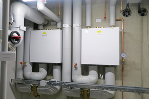  Die zwei Hydroboxen von Brötje erleichterten die hydraulische Anbindung der Wärmepumpen in das System während der Installation 