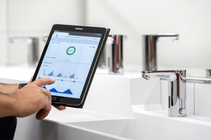  Noch mehr Unterstützung beim Trinkwassermanagement bietet der Online-Service SMART.SWS: Facility Manager und Betreiber können alle relevanten Betriebsparameter der verknüpften Server und Armaturen bequem per Tablet, Smartphone oder PC einsehen - ortsunabhängig und gebäudeübergreifend 