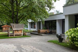  Der Flachdachbau der städtischen Kindertagesstätte Spitzholz in Sindelfingen stammt aus den 1960er Jahren. Bei der Sanierung kam hochmoderne Sanitärtechnik von Schell zum Einsatz 
