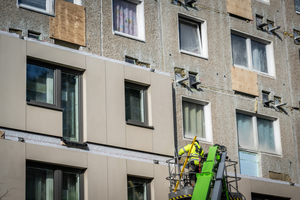  Das Haus erhält eine neue Hülle aus 228 vorgefertigten Fassadenmodulen. Mit dem Konzept lassen sich mit weniger Fachkräften mehr Gebäude in kürzerer Zeit modernisieren 