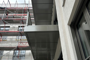  Die Stahlkonstruktion der Balkone hängt frei auskragend vor der Fassade 