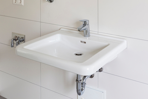  Der Waschtisch der Serie Renova Comfort Square ist unterfahrbar und für eine spätere Barrierefreiheit des Bades geeignet 