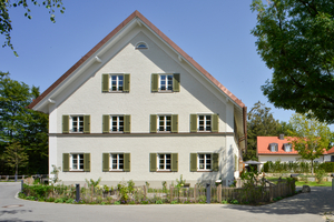  Der Giebel des ehemaligen Wohnhauses mit den rekonstruierten Fassadenelementen 