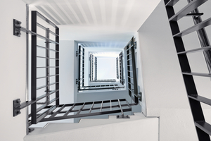  Ein Blick ins lichtdurchflutete Treppenhaus 