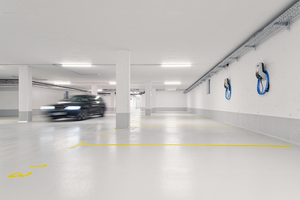  Die beiden Punkthäuser mit insgesamt 19 Wohneinheiten sind vollständig unterkellert. In der angenehm gestalteten Tiefgarage stehen 21 PKW- Stellplätze sowie Ladeboxen für E-Autos zur Verfügung. Auch Stellplätze für Fahrräder wurden nicht vergessen 