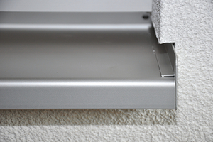  Häufig wird bei Fensterbänken die Wasserführung an die Fassade zum Problem. Das Anschlusssystem weber.projekt SOL-PAD erhöht die Sicherheit der Konstruktion durch eine zweite Dichtebene 