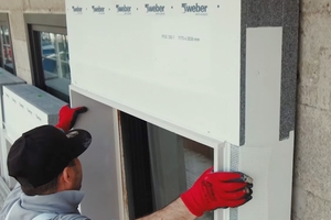  Das Zargenelement wird einfach auf das Fenster aufgesteckt und wie ein WDVS-Dämmstoff an der Wand verklebt 