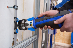  Bei der Verpressung von FlowFit ist der benötigte Kraftaufwand minimal. Ein weiterer Vorteil: Die Pressbacken von Geberit FlowFit sind mit Presswerkzeugen anderer Hersteller kompatibel 