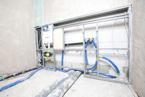  Im Bereich des WCs ließen die Bauherren für eine barrierefreie Nutzbarkeit eine Montageplatte einbauen, mit der bei Bedarf ganz einfach Stützklappgriffe nachgerüstet werden können 