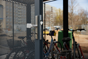  Durch die Vergabe spezifischer Berechtigungen ist es möglich, auf dem ganzen Gelände mit nur einem Schlüssel Zutritt zu unterschiedlichen Bereichen zu er-halten. Das gilt ebenso für den abschließbaren Fahrradbereich wie auch für Gartentore 