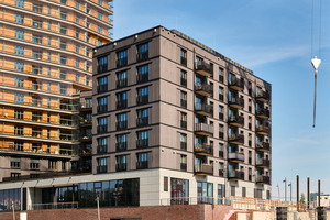  An das Hochhaus schließt ein siebengeschossiges Riegelgebäude in L-Form an 