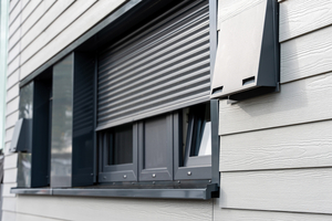  Die neuen Fenster wurden schon in der Fabrik in die Fassadenmodule eingebaut und mit insgesamt 100 Rollläden von Warema inklusive der Warema eigenen WMS Funksteuerung bestückt 