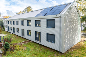  Die Dächer bekamen nach dem Rückbau der alten Dacheindeckung eine neue Haut aus gedämmten Dachelementen mit Profilblechverkleidung und Photovoltaik-Modulen 