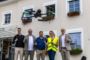  Sorgen für die notwendige Gebäudetransparenz (v.l.n.r.): Gian-Philipp Patri (Leica), Dr. Waldemar Müller (geschäftsführender Gesellschafter wowiconsult), Bürgermeister Stefan Korpan, Edina Halilovic (Maschinenbauingenieurin und Projektmitarbeiterin wowiconsult) sowie Oliver Häcker vor dem Rathaus von Penzberg 