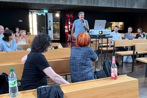  Impuls „Design a better world“ mit Ruedi und Vera Baur, Paris, in der Philippuskirche im Rahmen des Veranstaltungsprogramms des Spinelli FreiRaumLabs; im Hintergrund ausgebaute Empore und Bar 