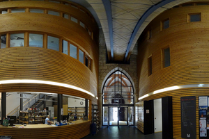  Beispiel für eine gelungene Umnutzung einer Kirche: Seit April 2004 befindet sich die Stadtbibliothek Mühlhausen in der sanierten und umgebauten Jakobikirche. Hier wurden Hauptbibliothek, Kinderbibliothek und Phonothek unter einem Dach zusammengebracht 